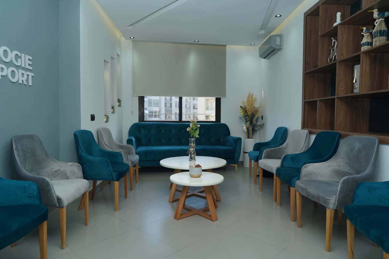 Salle d'attente confortable avec fauteuils bleus et gris